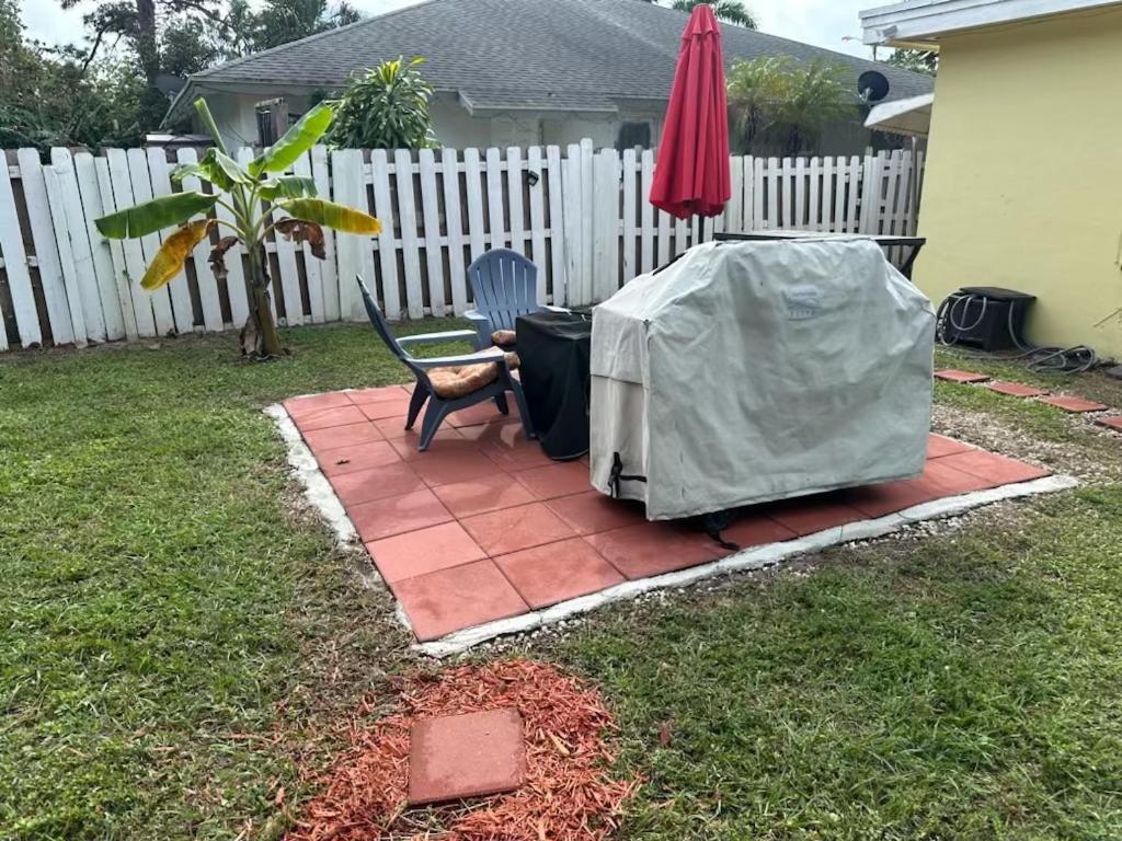 3 Bedroom House Fenced Backyard Private Patio Areas Grill Firepit Plenty Parking! Quick Access 10 Min To Beach Airport Delray West Palm Lake Worth Beach Exteriör bild